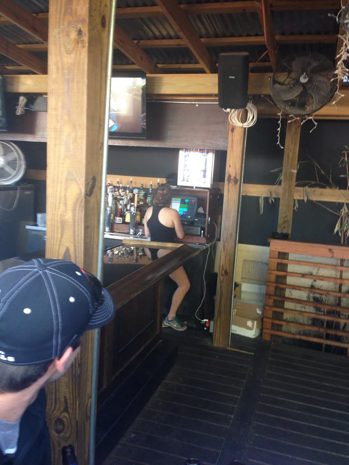 16. En rolig reflektion av en bartender