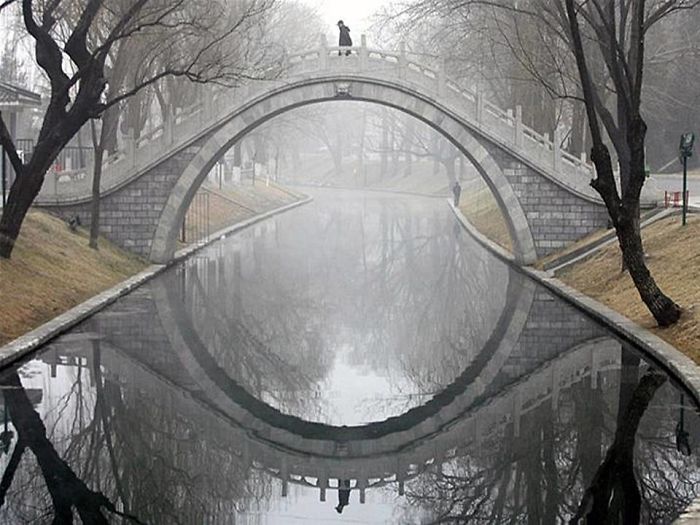 15. Fantastisk reflektion mellan bro och vatten