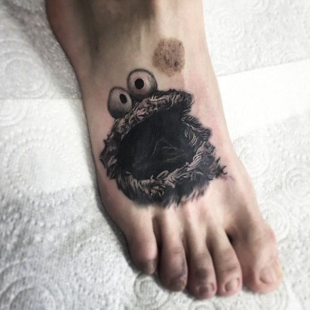 4. Kakmonster-tatuering och födelsemärket blir kakan