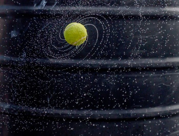 7. En blöt tennisboll