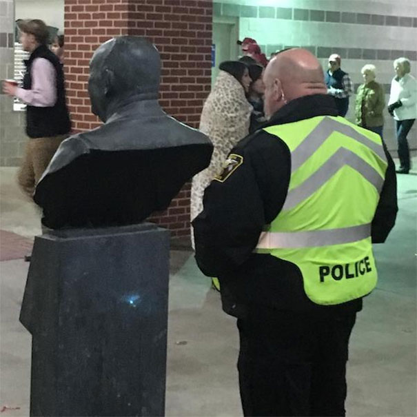 8. Två feta nackar - en staty och en polisman