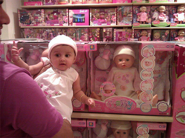 10. En flicka och en docka som är lika som bär