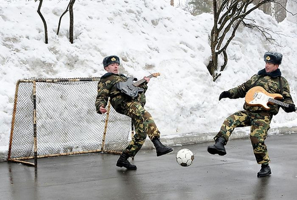 6. Militärer som spelar fotboll med en gitarr