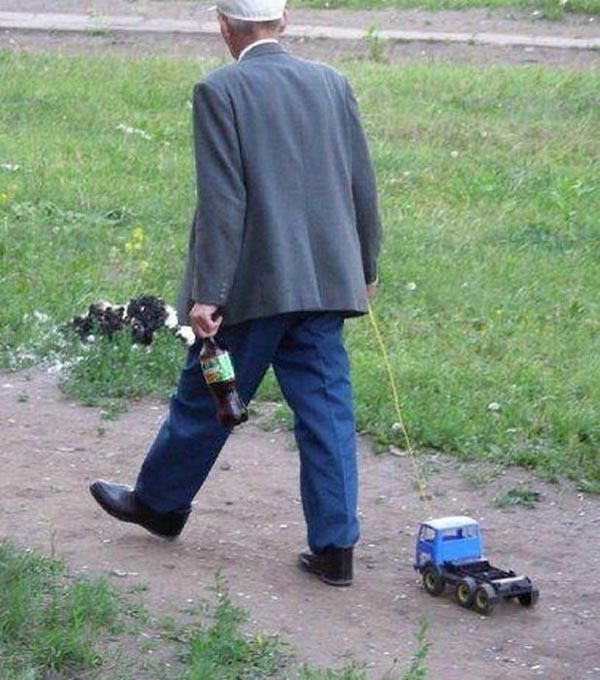 16. En gubbe som är ute och går med sin lastbil