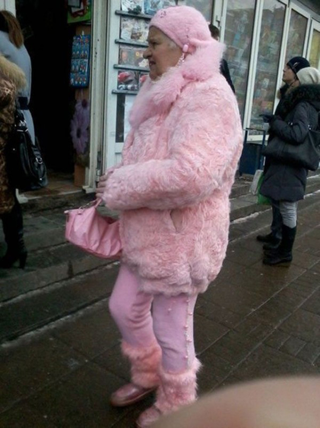 14. En kvinna som verkar tycka om rosa