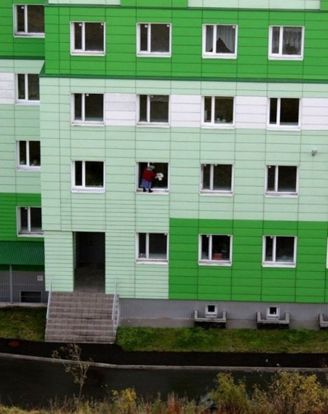 5. En tant som skurar fönster. Ser farligt ut.