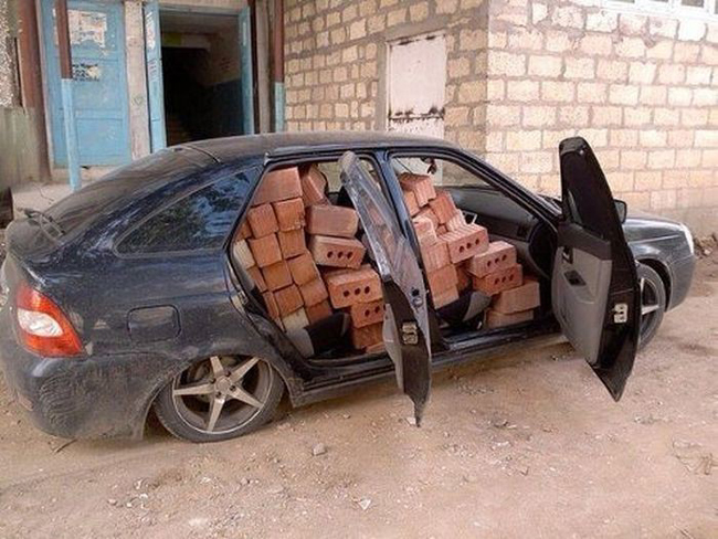 15. En bil full med tegelsten