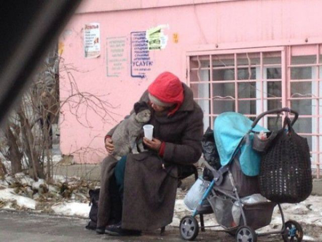 4. En kvinna som är ute med sina katter