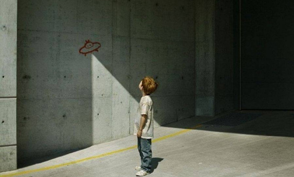 4. Ett UFO som lyser upp i tunneln