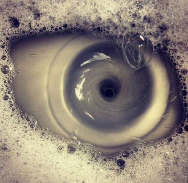 5. Ett öga i badkaret