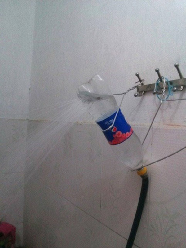 2. En helt perfekt dusch skapad av en tom flaska. Smart och enkelt.