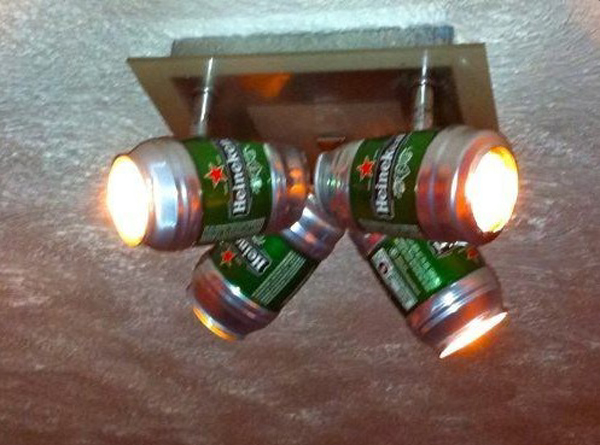 10. En häftig lampa byggd på ölburkar.