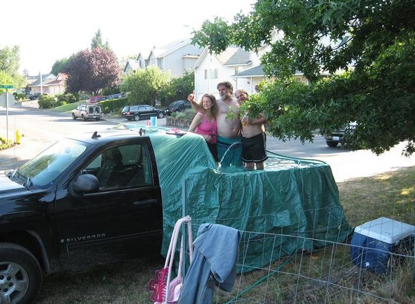 5. Har du inte råd med en pool funkar det här perfekt. Låna en presenning av grannen så är det klart.