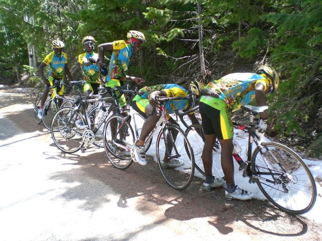 4. De här cyklisterna från Rwanda får se snö för första gången