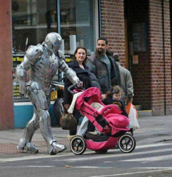 5. En pappa som är ute och promenerar med sin dotter