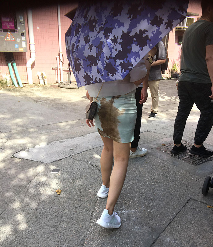 7. Kjolen ser lite skitig ut.