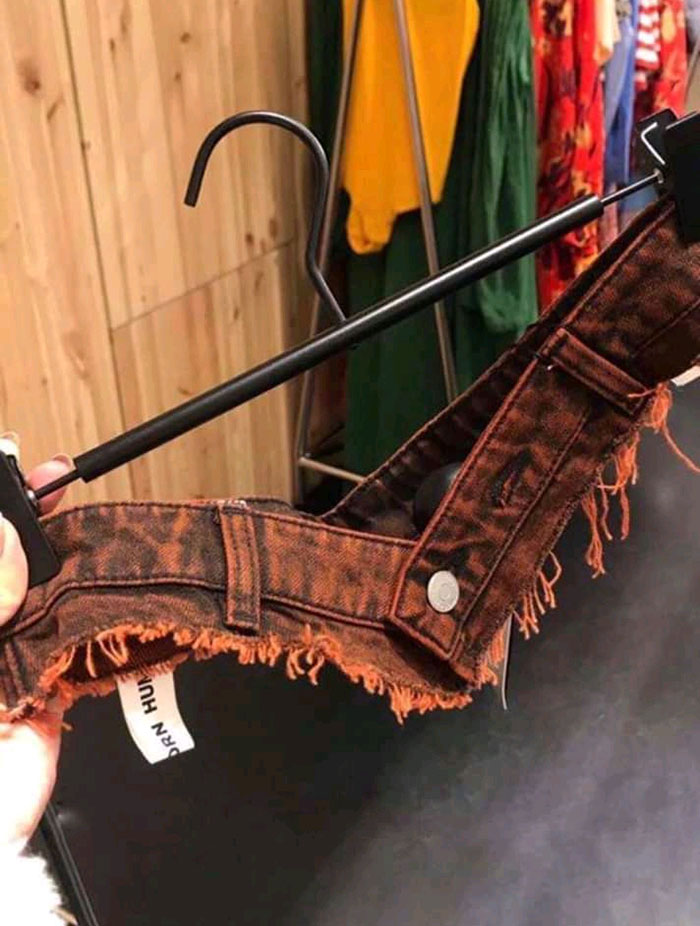 12. Det där är inte mycket till byxor.