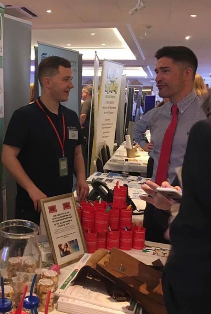 5. Killen i blå skjorta verkar ha en ganska kort arm