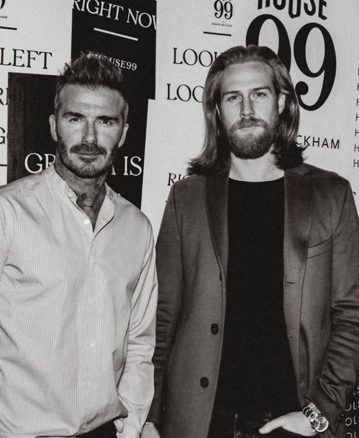 Här är han tillsammans med David Beckham