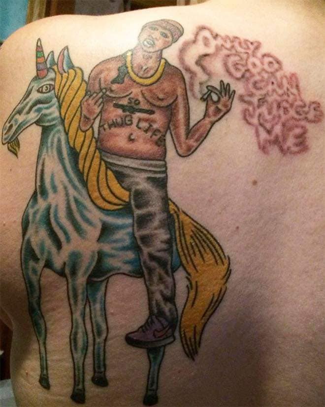 9. När man lever ett hårt liv och bara måste visa det genom en urusel tatuering.