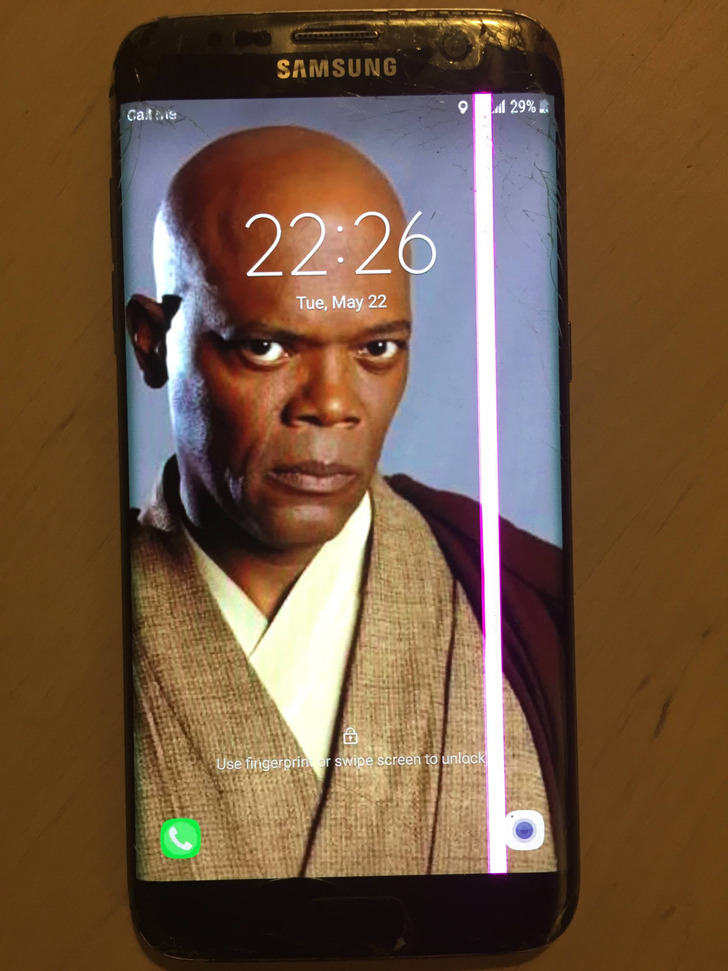 3. Min mobil gick sönder (lila streck på skärmen) men sedan fixade jag det!