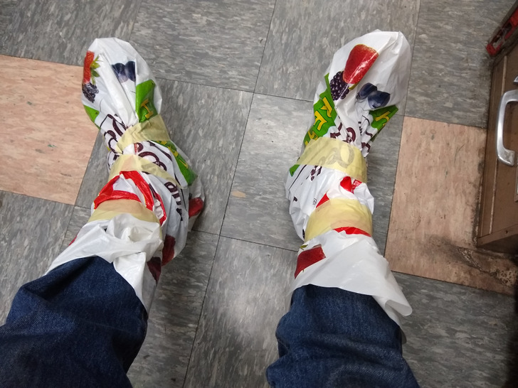 12. Jag fick på mig regnstövlarna för min cykeltur hem och jag är redo.