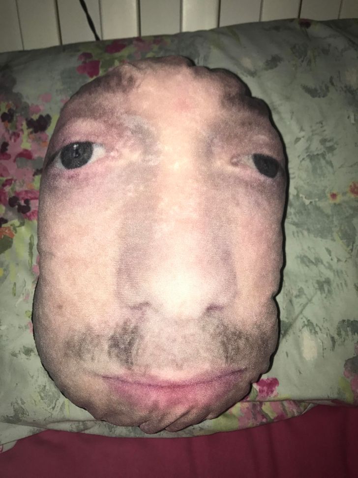 4. Köpte en kudde till min flickvän av bilden på mig själv. Det blev inte som jag hade hoppats.