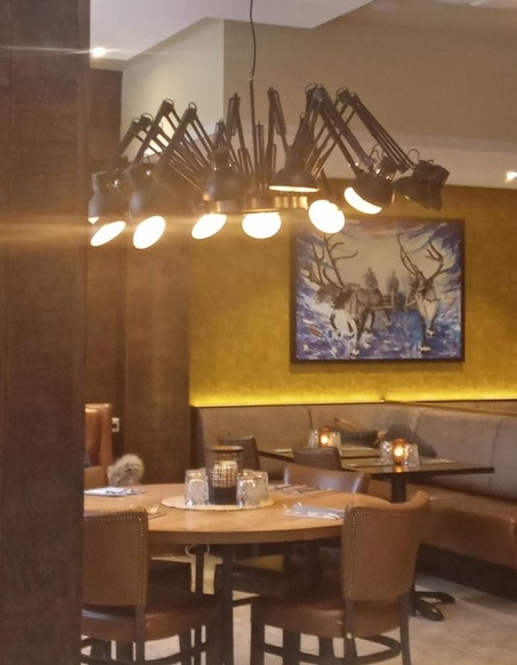 6. En ljuskrona med skrivbordslampor.