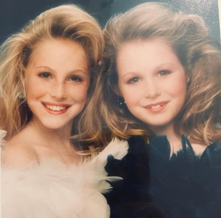 4. Min syster och jag i början av 90-talet, 8 och 9 år gamla. Den 8-åriga jag kände mig som en superstjärna.