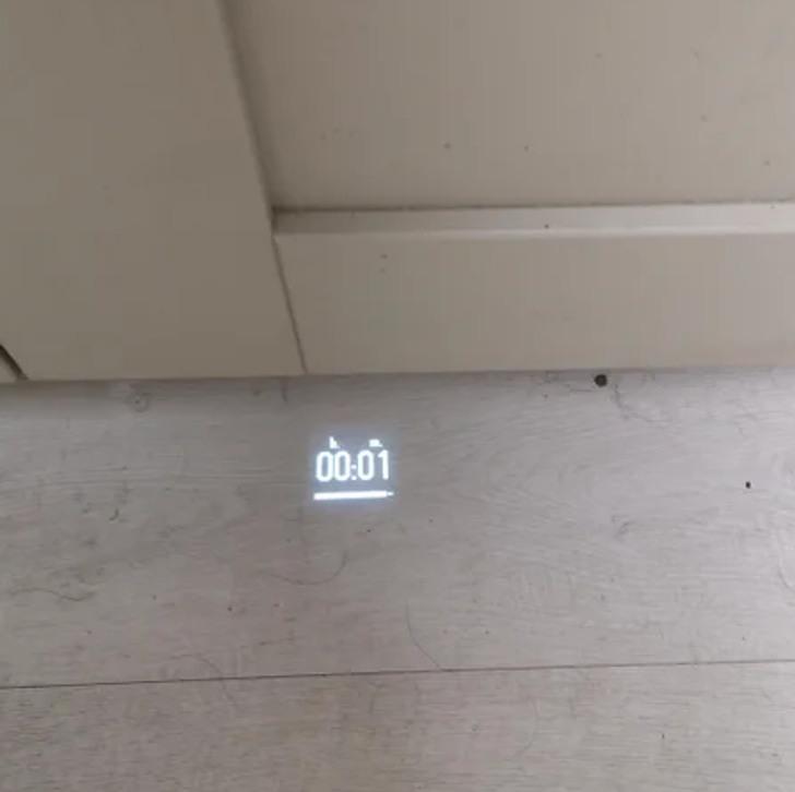 4. Diskmaskinen hos mina föräldrar visar den återstående tiden på golvet under.