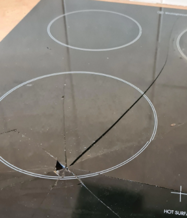 6. Medicinskåpet är ovanför vår spis och min fru tappade en flaska hostmedicin på den.