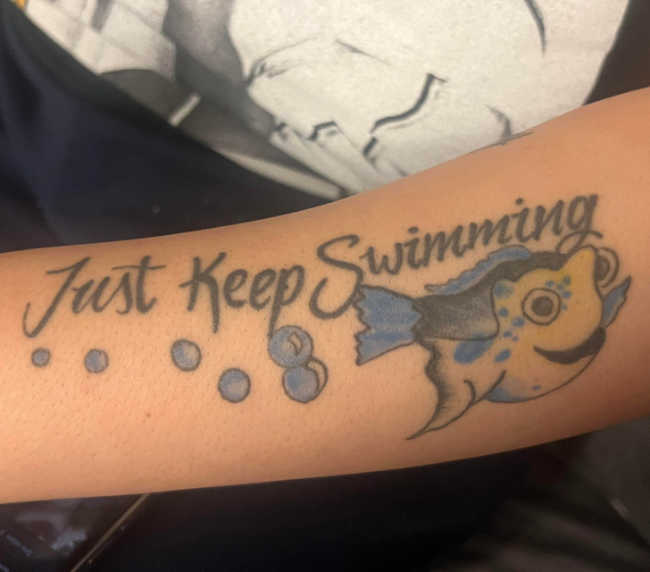 2. Min vän sa att hon ville ha Dory tatuerad, det här är vad hon fick.