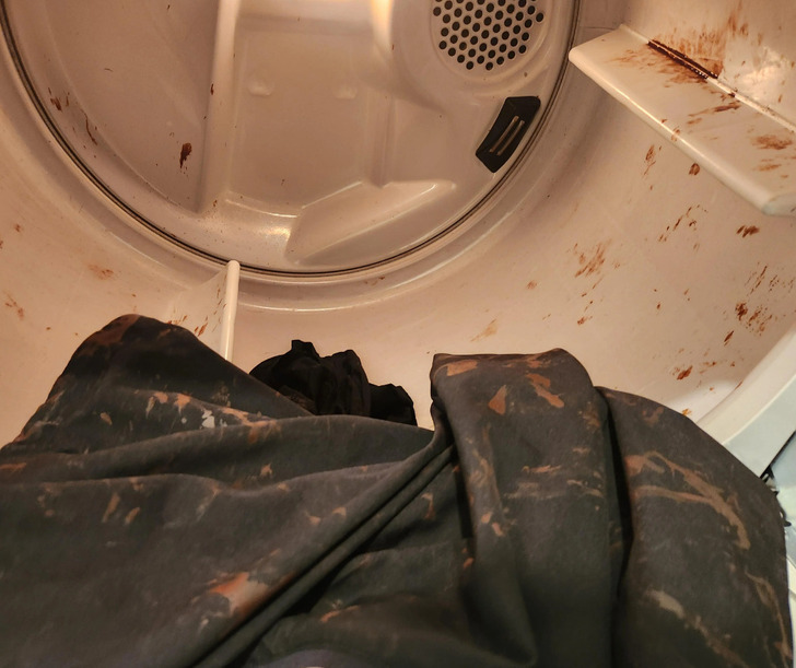 6. Hoppsan, jag glömde en chokladkaka i fickan.