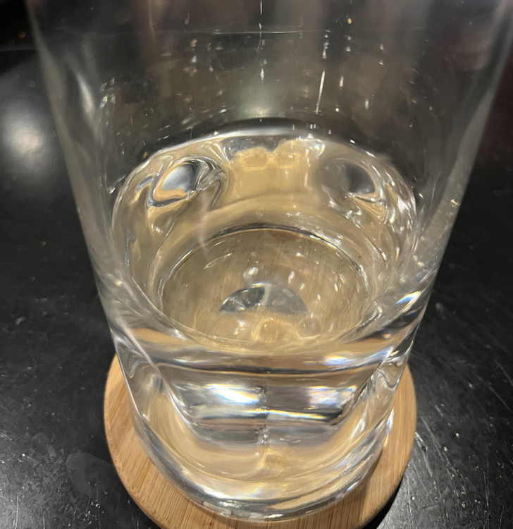 10. Det finns en hund på botten av detta glas.