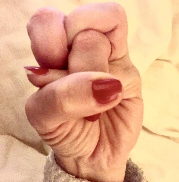 6. Min flickvän har extremt flexibla fingrar.