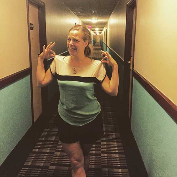 1. En tjej som råkade ha en tröja som matchade hotellet hon befann sig på