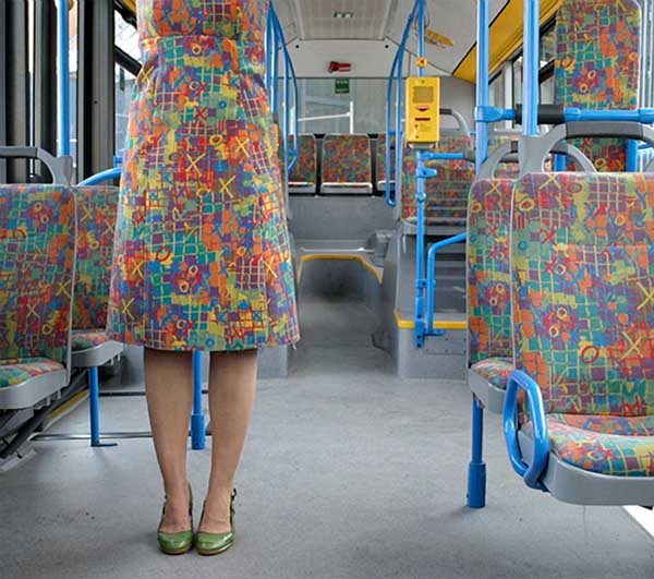 13. En klänning som matchar sätena på bussen