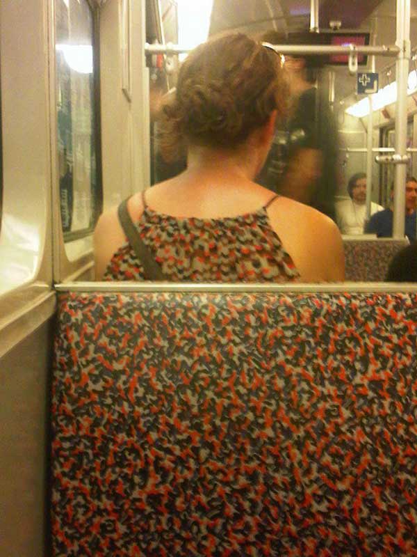 11. En tjej som kamoflerar sig på bussen