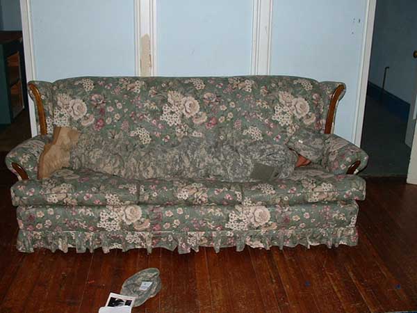 6. Ser du soldaten i soffan?