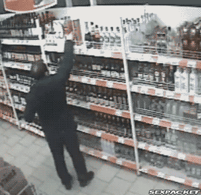 6. En kille som försöker stjäla lite alkohol