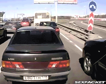 12. En kille måste hota för att bli insläppt i filen