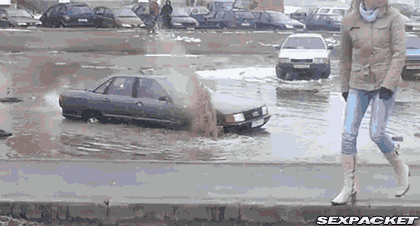 14. En bil som verkar ha fastnat i vattnet