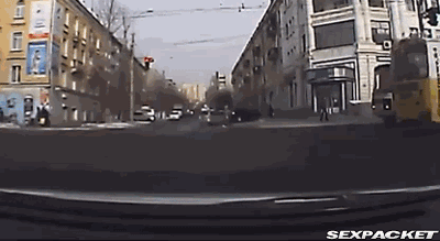 9. En passagerare som hänger i bildörren