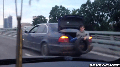 6. En kille ligger i bakluckan på en bil