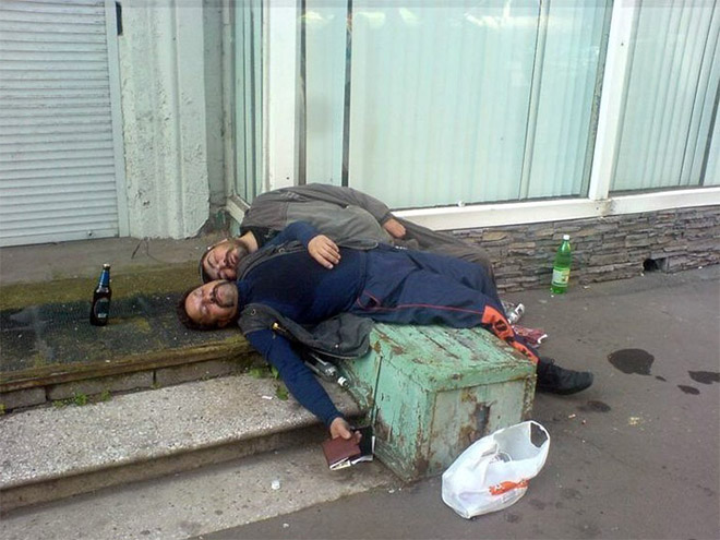 4. Två väldigt trötta och berusade tvillingar