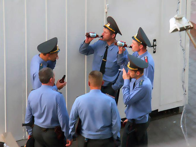 8. En öl i tjänst kan väl inte vara helt fel