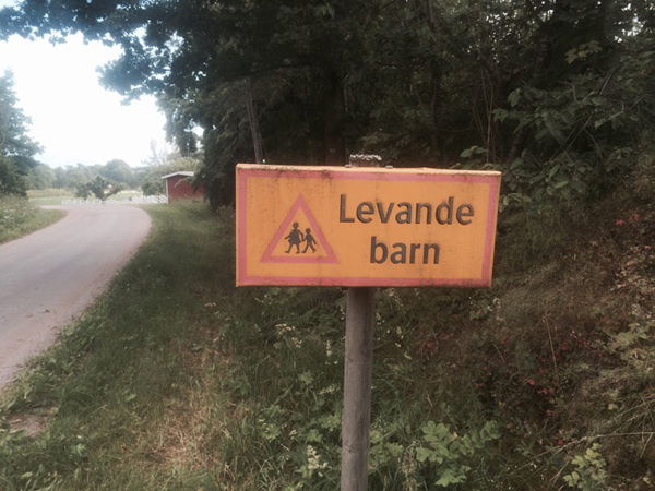 3. En skylt i Ödeshög som varnar för levande barn