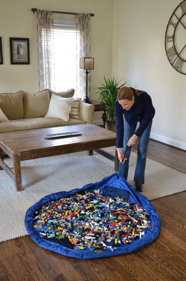 7. En legosäck för att slippa plocka upp lego som ligger utspridda över hela golvet